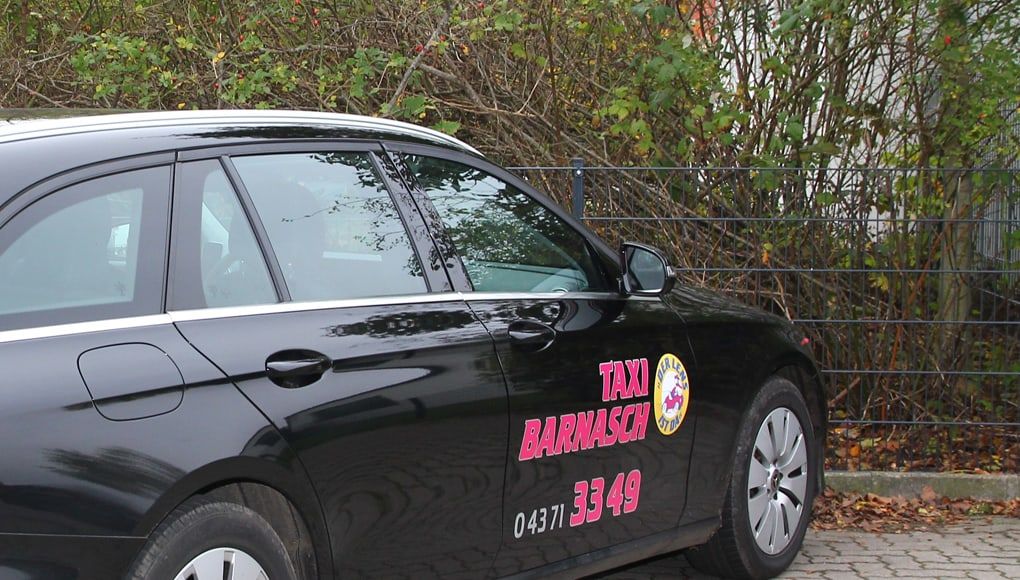 Mercedes-Kombi mit Taxi-Barnasch-Beschriftung