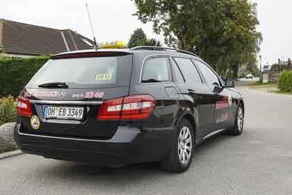 Mercedes-Kombi von Taxi Barnasch von hinten