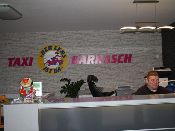 Logowand „Taxi Barnasch – Der Lens ist da“ im Büro am Ehlers Kamp